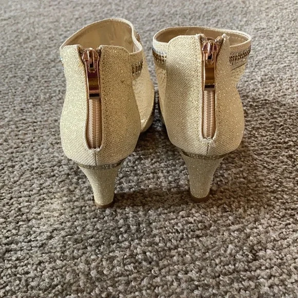 Women’s Gold Heel Shoe - Picture 5 of 12